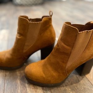 Bootie! American eagle! Popular color right now!!